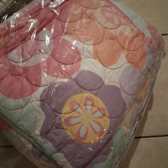 Polka Dot Floral Comforter/Pillow Sham. Bad picture camera quality. NEW &Bright! - Picture 2 of 2